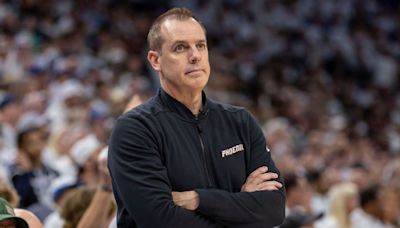 Fuentes: Suns despiden al entrenador Frank Vogel después de una temporada