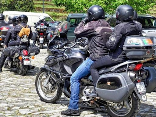 Estas son las dos condiciones que impone la DGT para llevar a una persona de paquete en la moto