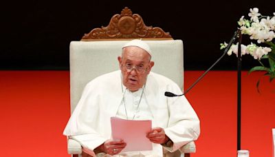 Pope Francis, in Singapore, urges fair wages for migrant workers