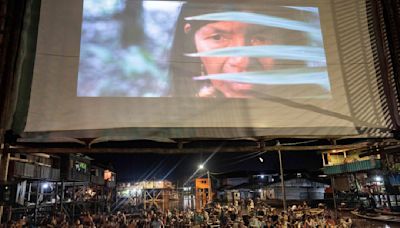 Festival de cine flotante busca rendir tributo a selvas del mundo en barrio de la Amazonía de Perú
