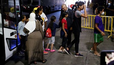 NYC busca garantizar que los niños inmigrantes asistan a la escuela a través de información en metros y refugios