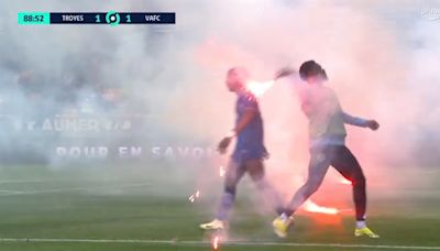 VIDEO. Football : après un match arrêté, les joueurs de Troyes lancent des fumigènes sur leurs propres supporters