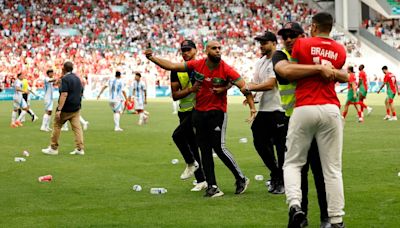 Agresiones desde la tribuna, la revisión del VAR y 50 minutos de suspenso: así fue el caótico final de Argentina-Marruecos en los Juegos Olímpicos