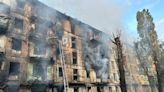 Cedendo terreno na Ucrânia, Rússia mata civis em ataque a edifício residencial