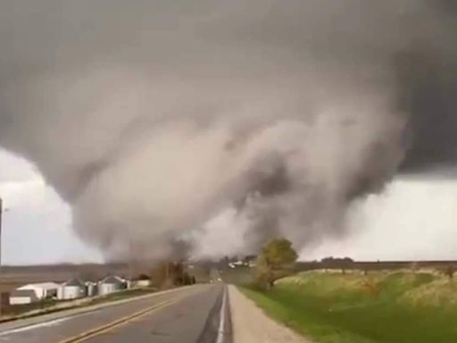 Vídeos mostram destruição após série de tornados nos Estados Unidos; veja