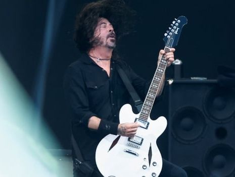 Foo Fighters' Dave Grohl riles Taylor Swift fans with concert comment | CBC News