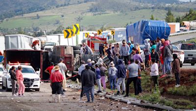 Chocan dos tráileres en la autopista Arco Norte