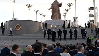 La Nación / Turkmenistán inauguró una estatua de 80 metros