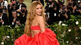 Shakira conquista la Met Gala 2024 con vestido rojo escarlata