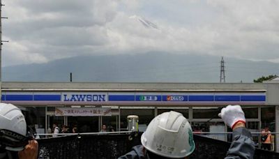 Swarmed with tourists, Japan town blocks off viral view of Mt. Fuji | Honolulu Star-Advertiser