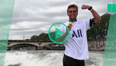 JO de Paris 2024 : Kauli Vaast s’offre une session surf sur la Seine, au pied de la Tour Eiffel