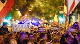 El gurú de la prensa "ultra" de EEUU viaja a Madrid para seguir las protestas junto a Vox