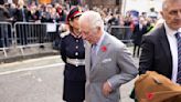 El momento en que Carlos III y la reina consorte Camilla son atacados con huevos durante una visita real