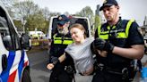 Greta Thunberg es detenida por la policía durante una protesta contra combustibles fósiles en Países Bajos