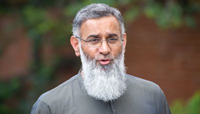 Dramatic moment police break down Anjem Choudary's door