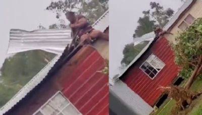 VIDEO: Mujer se aferra al techo de su casa para que huracán Beryl no se lo lleve