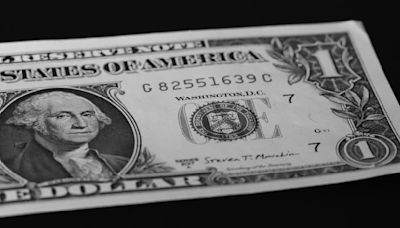¿Cuánto vale un billete de 1 dólar con el número de serie de color negro?