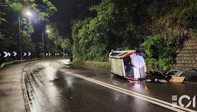 清水灣私家車疑天雨路滑 跣胎撞山坡翻側 3人受傷