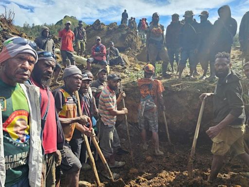 A más de 300 ascienden personas sepultadas en deslizamiento de tierra en Papúa Nueva Guinea - La Tercera