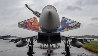 「颱風」威力強大 德國EF-2000戰機降落撞上無人機 竟然無感 - 自由軍武頻道