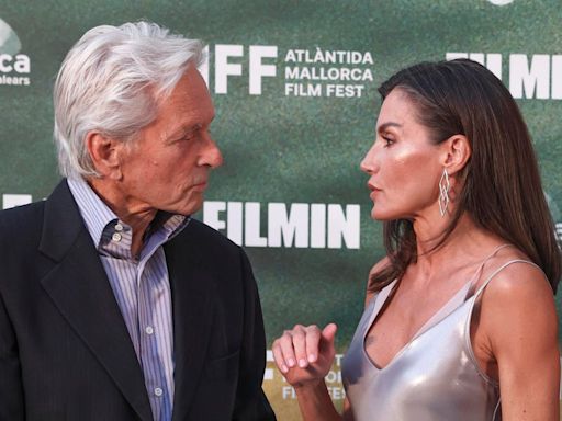 La reina Letizia entrega un premio a Michael Douglas en "su segunda casa", Mallorca