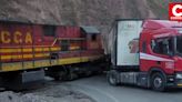 Tráiler choca con tren en la vía Lima – La Oroya