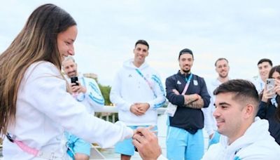 Amor argentino en París: el romántico pedido de un jugador de los Gladiadores a una de las Leonas en plena Villa Olímpica