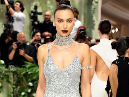 Irina Shayk se presenta ¡en ropa interior! en el espectacular cumpleaños de Rosalía en París