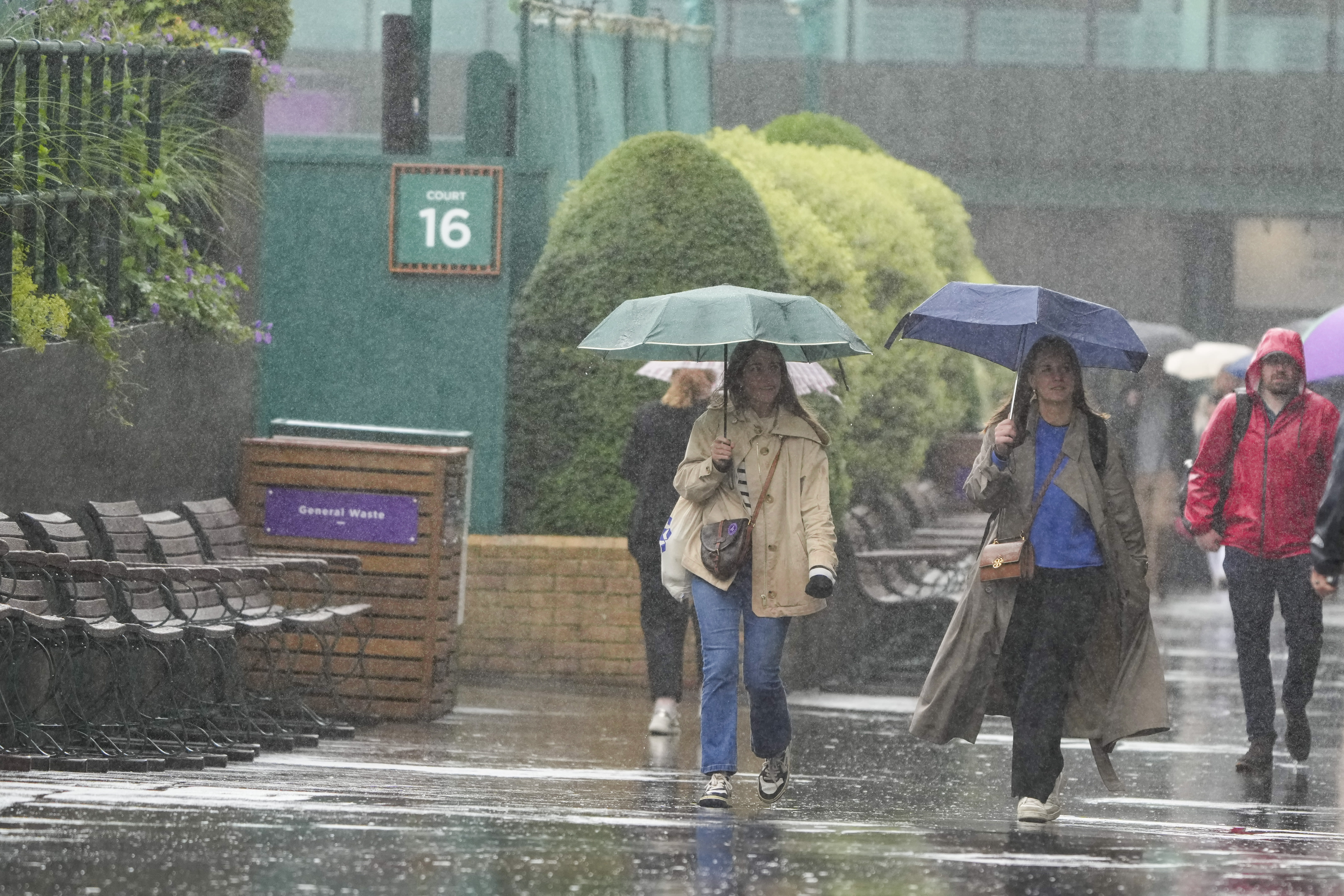 Rain delays start of third-round play at Wimbledon