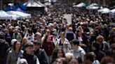 Sant Jordi combate la incertidumbre catalana con un feliz baño de libros