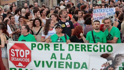 Unas 2.800 personas se manifiestan en Barcelona y 400 en Girona: "Basta. Pongamos límite al turismo"