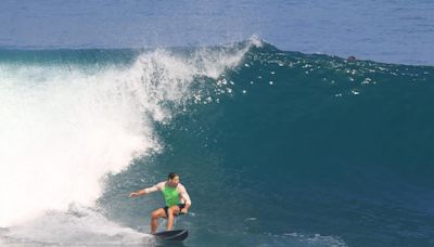 Cauã Reymond abre álbum de fotos praticando surfe em ilha na Indonésia