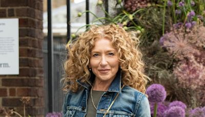 Kelly Hoppen's flower styling hack is so simple it's genius – it'll instantly make your home look more expensive for £10