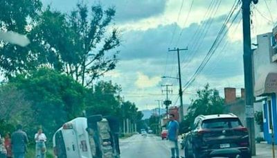 Carro choca y vuelca en Av. Hernán Cortés