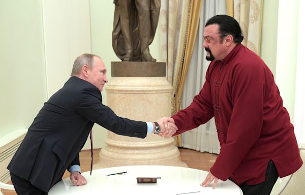 Steven Seagal calls Putin "greatest" leader at his inauguration