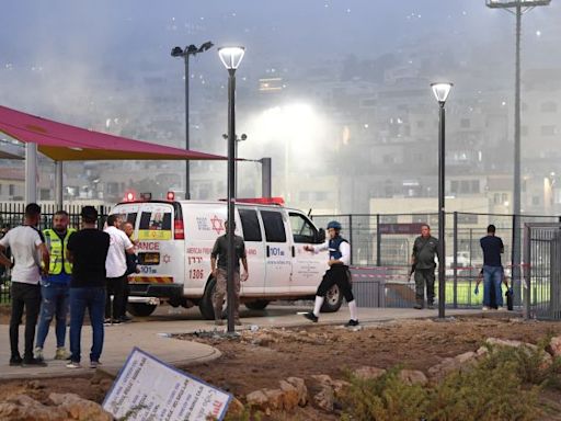 Israel dice que Hezbollah “pagará el precio” tras culparlo por el ataque a un campo de fútbol que mató a 12 niños