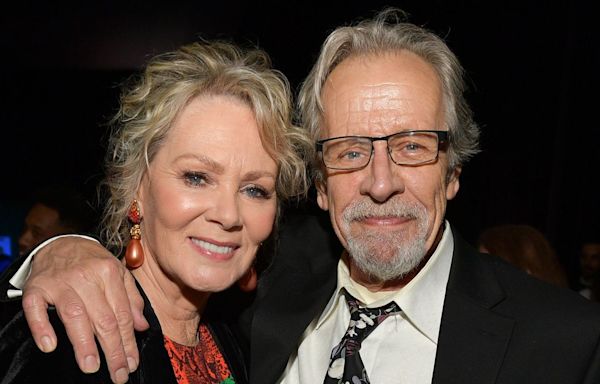 Jean Smart Explains Why She Angrily Called Out A Health Worker After Husband’s Death