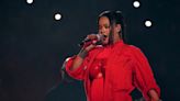 Rihanna revela segunda gravidez durante show no Super Bowl