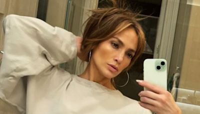 Jennifer Lopez celebra aniversário de 55 anos com festa temática da série "Bridgerton"