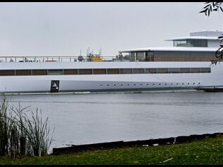 Jobs’s Boat and Mexican Billionaire’s Yacht Get Into Fender Bender