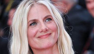 Cannes 2024 : Mélanie Laurent illumine le tapis rouge en robe verte à sequins