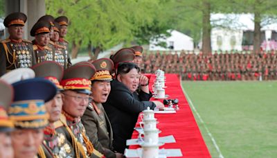 北韓領導人金正恩視察國防工業單位自製多管火箭試射