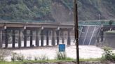 Se derrumba un puente en China: hay 12 muertos y más de 30 desaparecidos