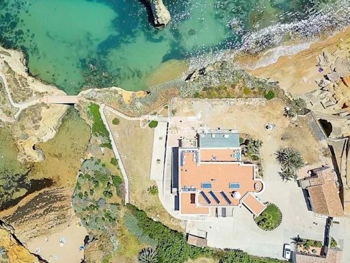 La casa más cara a la venta en Portugal que visitó Angelina Jolie: al borde del mar, siete habitaciones y 3.200 m² de terreno