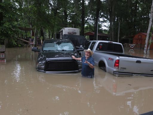 Las lluvias e inundaciones no menguan en Texas y obligan al rescate de 233 personas - El Diario NY