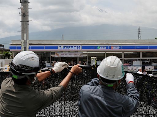 日本官方架黑布幕禁拍富士山 陸客挖洞照樣拍惹怨