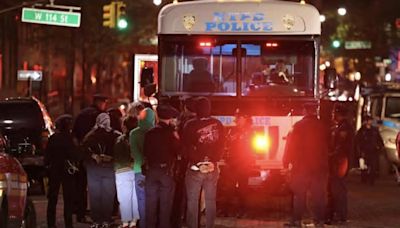 Policía de NY desaloja a manifestantes propalestinos de la Universidad de Columbia