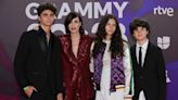 ¡Cómo han crecido! Paz Vega posa orgullosa junto a sus tres hijos en los Grammy Latinos