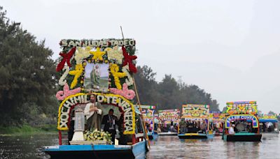 A bordo de las trajineras de Xochimilco, la reliquia de San Judas Tadeo sigue de visita por México