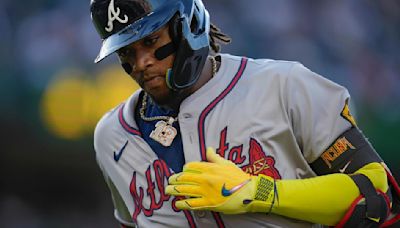 Braves' Ronald Acuña Jr. leaves game vs. Pirates with left knee soreness after leg appears to buckle